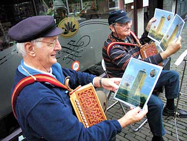 Trots toont Arie Doeksen het concept van het 1e Terschellinger trekzak-oefenboek - de eerste muziekbundel die van zijn hand zal verschijnen.