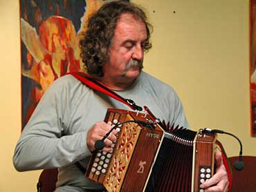 Keith hancock uit Engeland, is niet de enige die zijn harmonica zingend begeleidt.