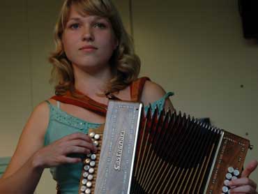 Mooie Jet met haar trekharmonica, zoals Hanneke Groenteman haar noemde bij het nieuwjaarsconcert: geen woord te veel gezegd. Maar ook haar spel zou een lichtend voorbeeld kunnen zijn voor de jongste generatie.