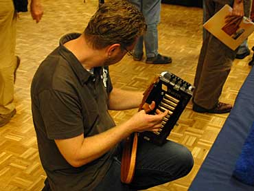 Maar deze tweedehands van Martin is toch een verschil. Wat speelt die licht en die bassen..., je voelt ze trillen tot in je buik!