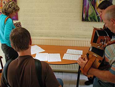 Nieuw dit jaar zijn de workshops. Hier wordt een nummer op de gang ingestudeerd.