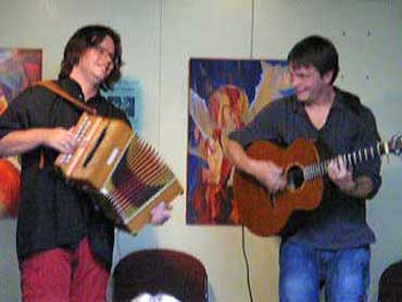 Hier Wouter Kuyper met op gitaar Sander v/d Schaaf. Modern, maar toch traditioneel. Regelmatig te zien op Balfolks door heel Nederland. Sander en Wouter zijn 2/3 deel van Lirio, maar spelen special voor deze beurs met zn 2-en.