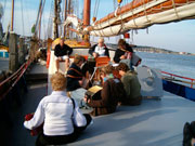 Het publiek op de wal werd aangenaam verrast door de scheepsklavieren.