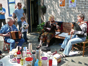 Lombok, Malakkastraat. Bevrijdingsdag 5 mei. Muziek voor de passanten.