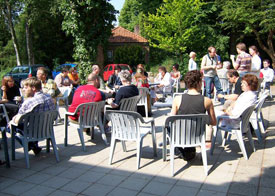 Pauze! Dank zij het mooie weer op het terras.