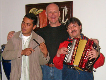 Frans van de Aa in zijn nopjes tussen zijn werknemer Dionel Reyes (links) en harmonicaspeler Jaime Lpez (rechts).