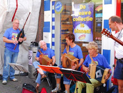 Elke deelnemer krijgt een blauw t-shirt. Het kleurt goed bij de reclame voor de schoenenreus, wiens vignet nu ineens wel wat weg heeft van een gestyleerde harmonica.