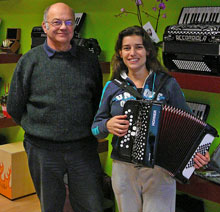 Peter en dochter Iris Oberstadt in hun nieuwe winkel aan de Weimarstraat. De winkel verrijkt het  element creatief en artistiek, dat de gemeente dit deel van het winkelgebied heeft toebedacht.