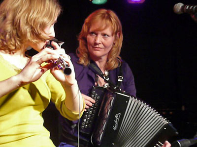 Erica van Brenk en Marion van Kouwen in actie tijdens het HaagBal.