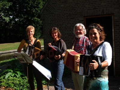 Buiten in groepjes de melodie helemaal doornemen.