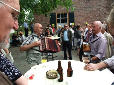 Achter in de tuinen tussen de markt wordt ook druk gespeeld.