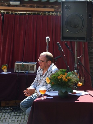 Podiummeester Peter houdt de boel van de zijkant in de gaten.