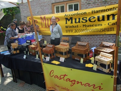 Buurman Henk Kuik uit Malden had veel bladmuziek en nieuwe trekharmonicas.