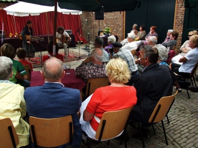 Ren Krol en Marianne Wynen uit Arendonk, Belgi, brachten zelfgeschreven nummers ten gehore uitgevoerd met harmonica en nyckelharpa, een prachtige sfeervolle combinatie.