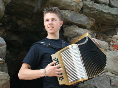 Tijdens het open podium zal Dwayne Verheyden met zijn volledige band aantreden, waarschijnlijk rond de klok van twee, maar wie weet zullen ze wel de hele middag blijven hangen. ..