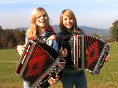 Franziska Pauli en Astrid Paster - 13-jarige steiermeisjes op rolschaatsen