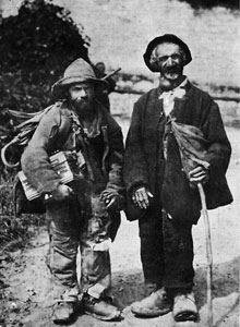 In de Alpenlanden waren de zgn. Jenische (de zg. Witte Zigeuners) ook vaak harmonicaspelers, zoals uit deze foto blijkt.