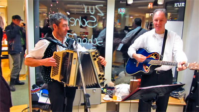 Muzikanten in damesmodezaak in Bad Kohlgrub ter gelegenheid van Kaarsjesavond.