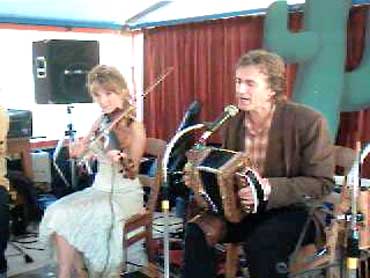 Cajun Company Violiste Pauline Groenendijk en Bas van der Poll in Paviljoen De Fuut in Den Haag op 11 september 2004. Pauline is extra feestelijk gekleed: het concert was ter ere van haar huwelijk.