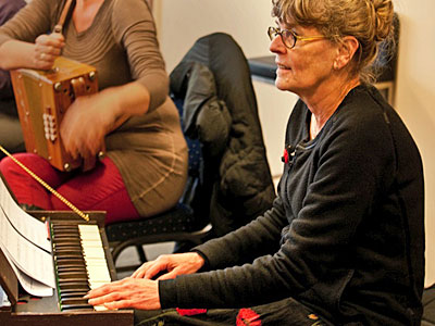 Martine achter een harmonium. Weliswaar geen wisseltonig instrument, edoch wel degelijk een apparaat met doorslaande tongen.