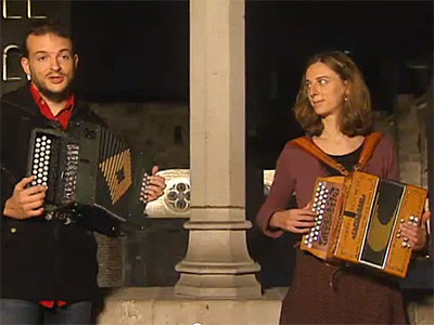 Marinette Bonnert en Pere Roman (21BoUTONS) tijdens hun inteview op de Plaa del rei in Barcelona.