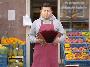 Geen trekzak op de officile video, wel de bandoneon van Carel Kraayenhof.