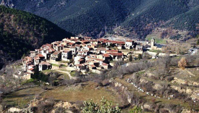 Arsguel s un precis poblet del Pirineu. A la dreta lesglsia on van tenir lloc la majoria dactuacions.