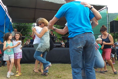 De betaalde concerten in de avond zijn een statisch gebeuren, maar bij de parksessies kan volop worden gedanst. En dat gebeurt dan ook.