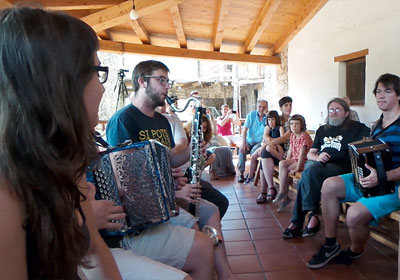 De jamsession na de lunch van zaterdagmiddag. Deelnemers zingen in eigen taal steeds een gemproviseerd couplet.