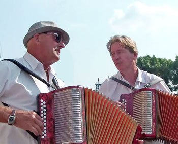 Diatonische ikonen Age de Boer uit Assendelft en Gerard Gerritsen uit Zwanenburg in duet op het Enkhuizer trekzakfestival van 2014.