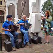 Dick speelt graag samen. Hier met Frans van der Aa en zijn gezellin Lucie.