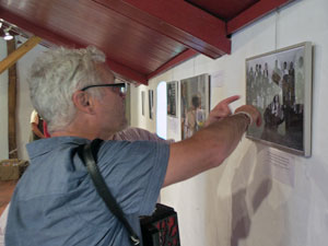 Mark Shngen kijkt of hij spelers op oude fotos nog herkent.