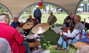 Een ensemble met een drummer: dit moeten haast wel  weer de Twentenaren of Achterhoekers zijn. (Mispoes: deze mensen komen allen uit Zwolle).