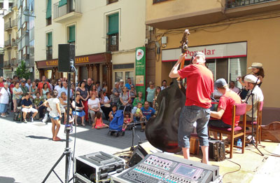 Grup s Dr weerstaat de hitte op op zaterdagochtend 30 julli op de Plaa Sant Josep de Calassan. Het publiek heeft inmiddels de schaduw opgezocht.