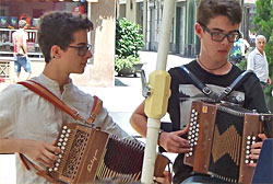 Jongeren van de muziekschool in Seu dUrgell geven een uitvoering in het centrum. Traditionele muziek op traditionele instrumenten wordt sterk gestimuleerd door de Catalaanse overheid.