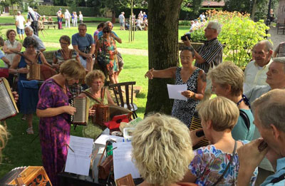 Mondharmonicaspeelster Viola Barends  met haar voornaam zou je anders vermoeden  dirigeert de Musette t Oude Slot.