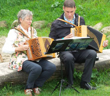 Tussen de buien door was het mogelijk om ergens veraf van andere muziekbronnen samen te spelen.