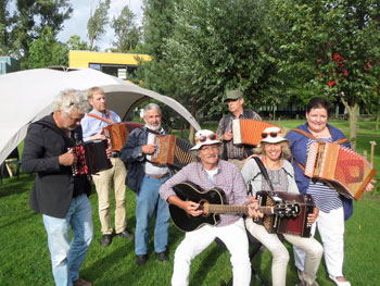 Van links naar rechts: Mark Shngen, Wijtze Pieter Kikstra, Johan Carrijn, John de Winter met gitaar, Eduard Bekker met een tijdelijke Hohner, Dies Nicolai en Christa van der Linden.