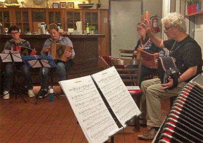 De workshops van Mark Shngen in combinatie met de wandelingen en de kookkunst van Hilbert Post zijn een groot succes.