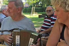 Dit is Ad Dams. Met de Hohner Goudbrand van Gert-Jan Kamphorst, die voor de zekerheid heeft aangegeven wat je met het instrument moet doen om het te kunnen bespelen.