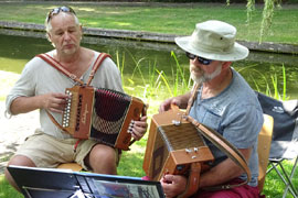 Henk Reijs en Frans Diepstra spitten de bladmuziek door.