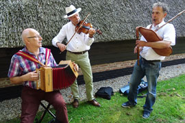 Het leuke van een trekharmonica is, is dat je ook kunt samenspelen met andere muziekinstrumenten, zoals hier met viool en doedelzak.