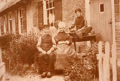 Zittend op een tafel, heeft hij ze, tijdens het prikken van de naald, op zn Brabants bezongen: de vrome- en minder vrome vrouwtjes. De speelse jonge mannen en de hele brave Hendriken uit zijn dorp. Matthei verzamelde die (vaak ondeugende) oude liedjes, zoals de knopen in zijn doosje. Schreef ze op, in de hoop dat iemand,later.