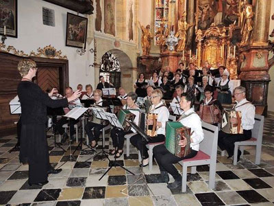 Een eerdere uitvoering van de Harmonika Messe door Nederlandse harmonicaspelers onder leiding van Dinie Zweverink in de kerk van St. Erhard