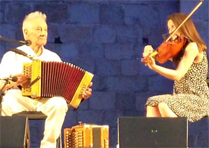 Artur Blasco - hier op 2 augustus spelend in Seu dUrgell samen met Marien de Casimiro uit Valencia - is de nestor van de traditionele muziek, die hij met succes heeft over weten te dragen op de jongere generatie.