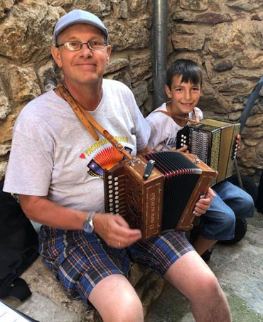 Deze jongen is apetrots op zijn instrument. Leerling bij Cati Plana. De Pletwals kende hij nog niet. Nu wel.