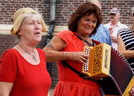 Deze dame rechts duikt veel op in de videos. Eduard Bekker kent haar echter (nog) niet.