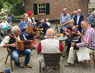 Actie op de binnenplaats. We zien hier ondermeer Willem, Rita, Cocky en Jan.