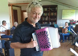 Mark is zeer onder de indruk van deze roze Hohner drierijer.