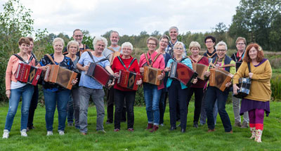 Nee, dit is geen groepsportret onderweg. Dan laat men harmonicas doorgaans thuis, uitzonderingen daargelaten.